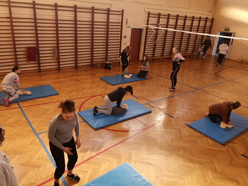 działania przypominające i doskonalące umiejętności związane z udzieleniem pierwszej pomocy